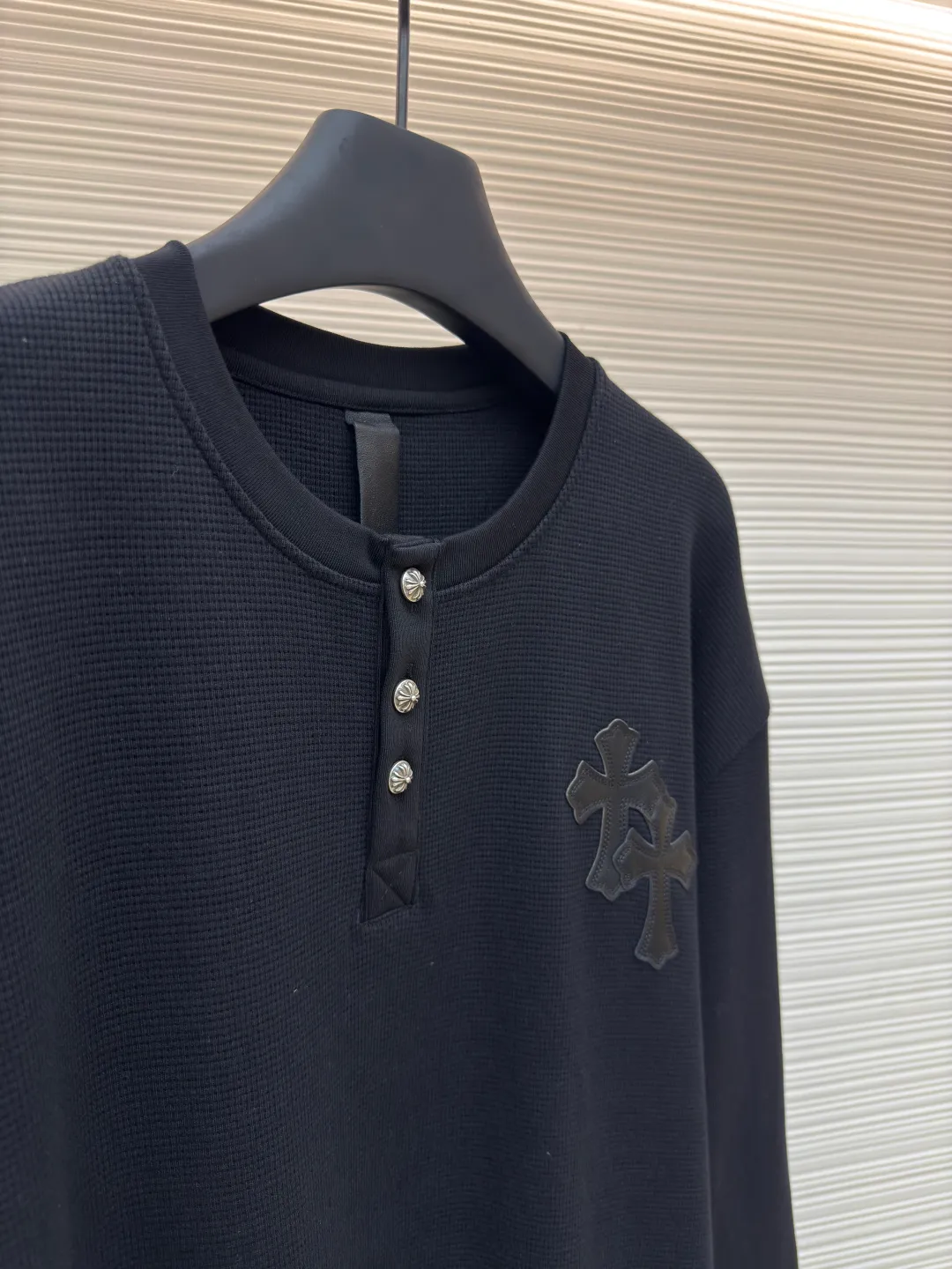 Chrome Hearts patchwork leather Henry collar waffle sweatshirt ●Original version: Purchased and developed for 17500 ●Item number: 1680092-A50 ●Fabric: waffle fabric ●Technology: Positioning cutting machine ●Version: fitted version ●Weight: about 520 grams ●Size: S-M-L-XL ●Description: The fabric is made of 350g cotton waffle double-layer material before washing (distinguish between low-gram weight cutting corners and non-pure cotton market goods) The silver buckles and scrolls are made of antique bronze and real silver (the materials used have reached 300+ quality on the market). The leather labels are still made of genuine imported lambskin. The most important thing is the hand-sewn leather (it involves high costs when it comes to manual work). A lot of effort has been put into the fabric, hardware and craftsmanship. The top quality in the market and the industry benchmark are only owned by a few people. The overall wiring is straight and delicate, the fabric is comfortable and soft, and the color is consistent without color difference. It can be matched with the same style to create a fashionable look and control various occasions. Customized accessories, complete with three standards, same style for men and women!